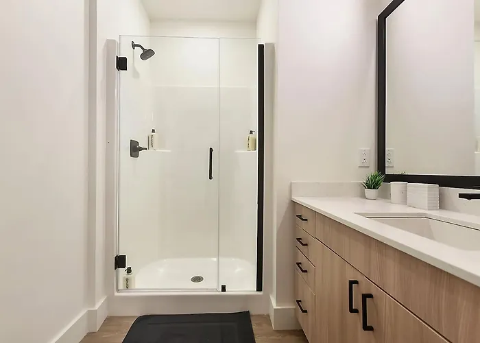 Hulu+gym+parking Near Shopping|upmc|universities Pittsburgh